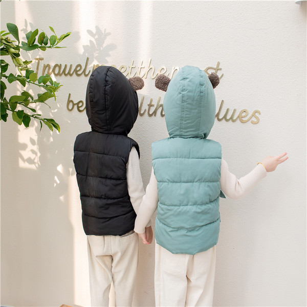 Παιδικό γιλέκο με μαλακή επένδυση και τρισδιάστατο στοιχείο στην κουκούλα