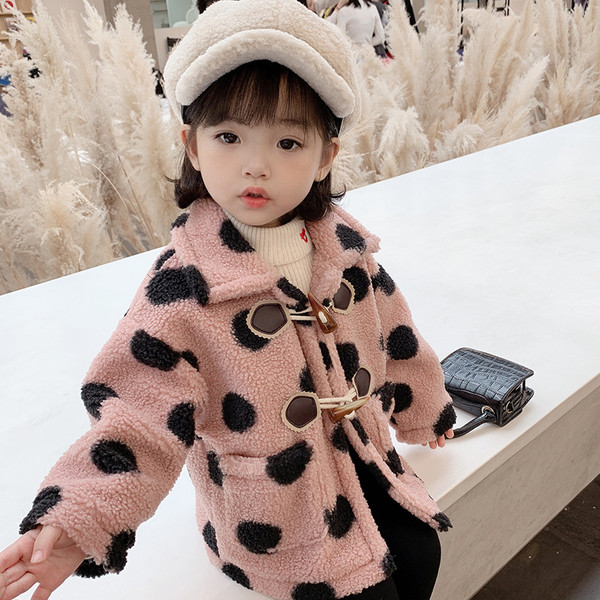 Μοντέρνο παιδικό παλτό πουά για κορίτσια