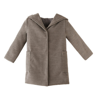 Moodne nööpidega lastemantel ja kapuuts sulestikuga