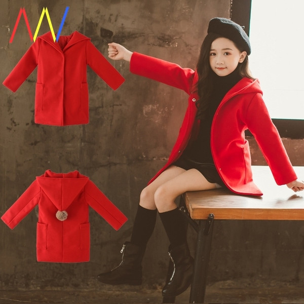 Moodne nööpidega lastemantel ja kapuuts sulestikuga