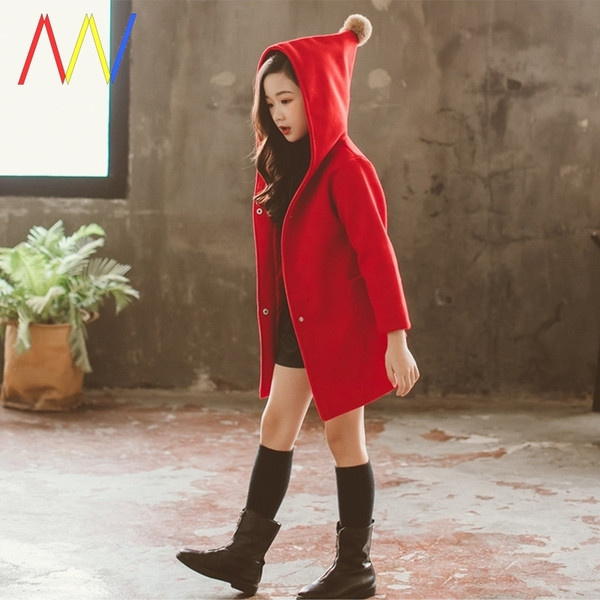 Moodne nööpidega lastemantel ja kapuuts sulestikuga