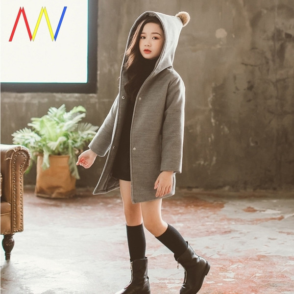 Moodne nööpidega lastemantel ja kapuuts sulestikuga