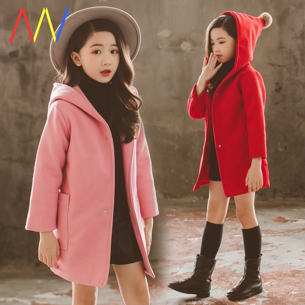 Moodne nööpidega lastemantel ja kapuuts sulestikuga