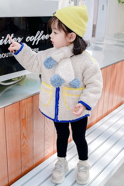 Χνουδωτό  μπουφάν για κορίτσια με τσέπες σε λευκό χρώμα