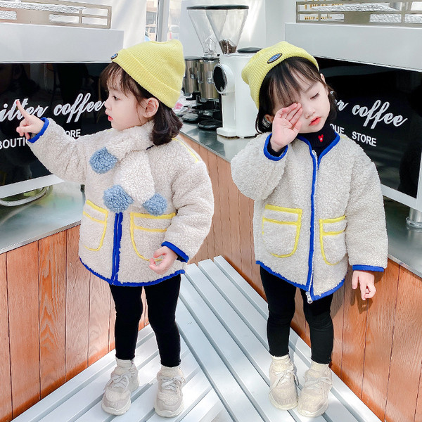 Χνουδωτό  μπουφάν για κορίτσια με τσέπες σε λευκό χρώμα