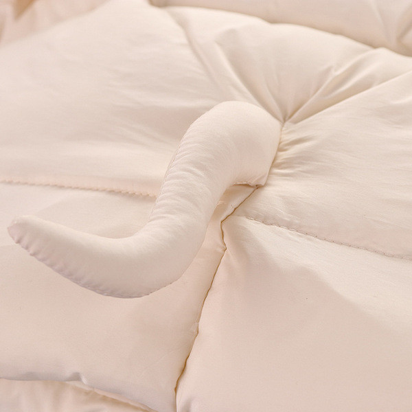 Laste jope tüdrukutele ja poistele, mille kapuutsil on 3D element