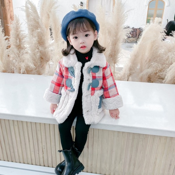 Κομψό παιδικό μπουφάν με γούνα και κουμπιά κατάλληλα για κορίτσια