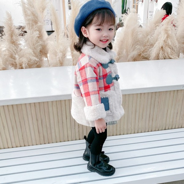 Κομψό παιδικό μπουφάν με γούνα και κουμπιά κατάλληλα για κορίτσια