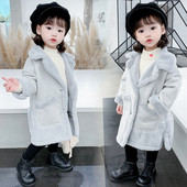 Klassikalise krae ja taskutega uus mudel tüdrukutele mõeldud lastemantel