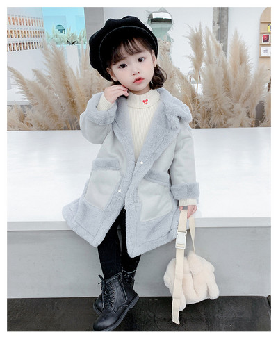 Klassikalise krae ja taskutega uus mudel tüdrukutele mõeldud lastemantel