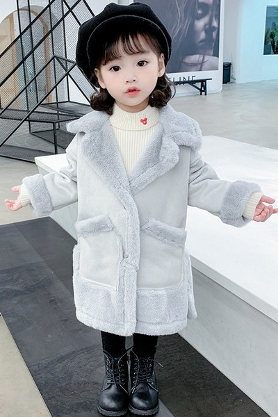 Klassikalise krae ja taskutega uus mudel tüdrukutele mõeldud lastemantel