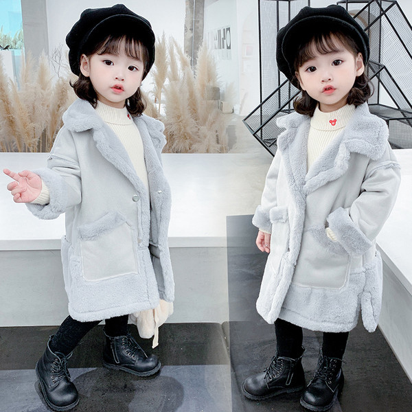 Klassikalise krae ja taskutega uus mudel tüdrukutele mõeldud lastemantel