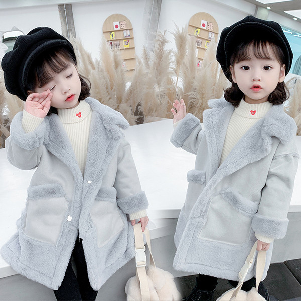 Klassikalise krae ja taskutega uus mudel tüdrukutele mõeldud lastemantel