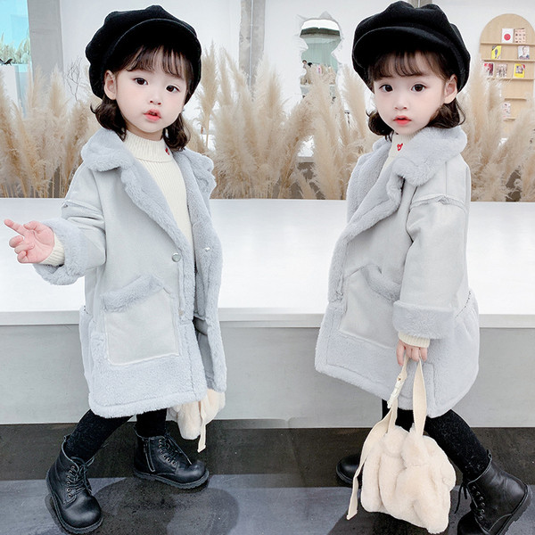 Klassikalise krae ja taskutega uus mudel tüdrukutele mõeldud lastemantel