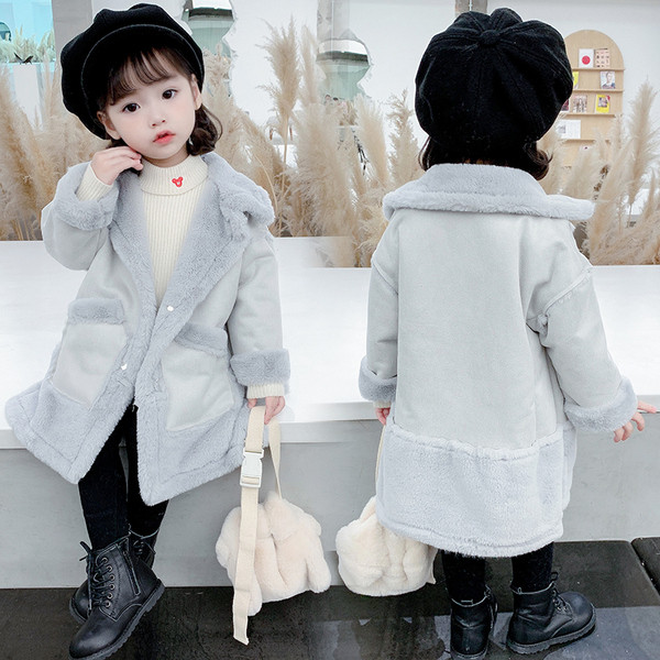 Klassikalise krae ja taskutega uus mudel tüdrukutele mõeldud lastemantel