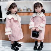 Klassikalise krae ja udusulega ruuduline lastemantel tüdrukutele