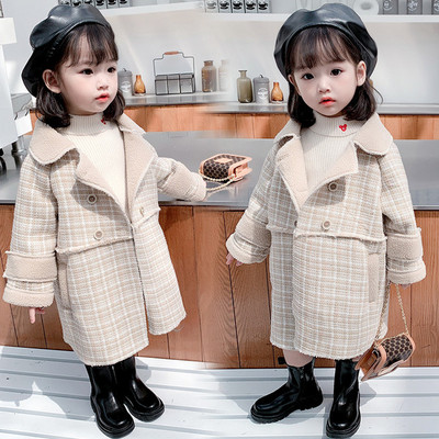 Klassikalise krae ja udusulega ruuduline lastemantel tüdrukutele