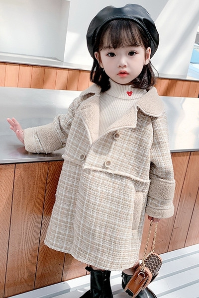 Klassikalise krae ja udusulega ruuduline lastemantel tüdrukutele