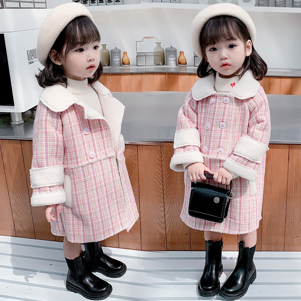 Klassikalise krae ja udusulega ruuduline lastemantel tüdrukutele