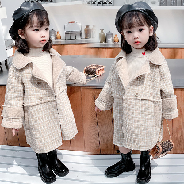 Klassikalise krae ja udusulega ruuduline lastemantel tüdrukutele