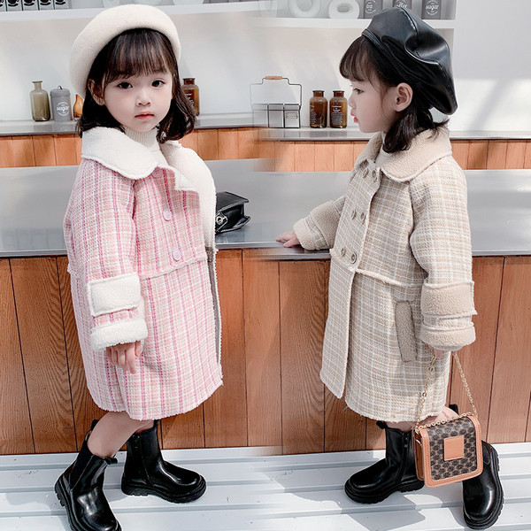 Klassikalise krae ja udusulega ruuduline lastemantel tüdrukutele