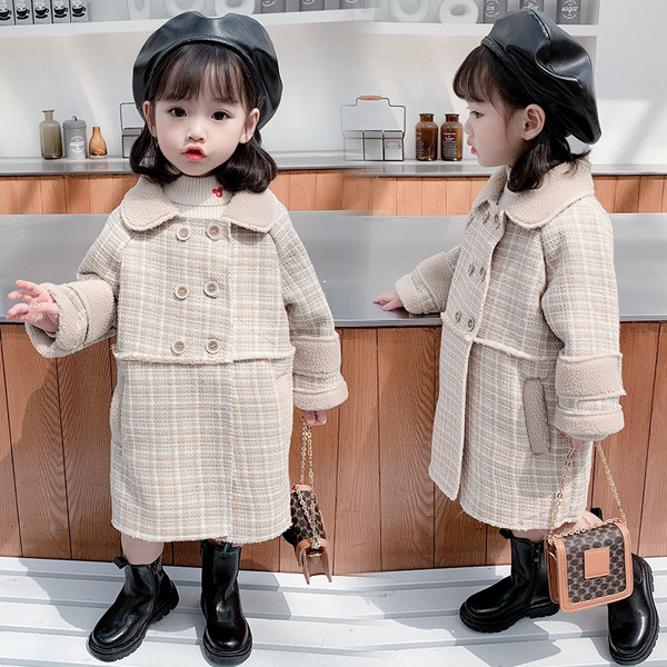 Klassikalise krae ja udusulega ruuduline lastemantel tüdrukutele