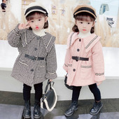 Moodne laste ruuduline mantel nööpide ja vööga