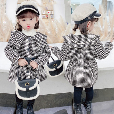 Moodne laste ruuduline mantel nööpide ja vööga