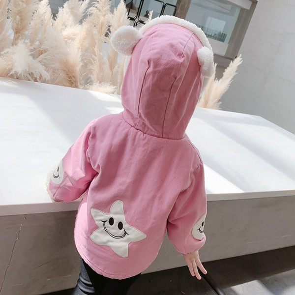 Moodne kapuutsi ja nööpidega laste talvejope