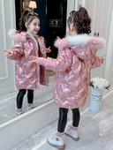 Moodne roosa kapuutsiga laste talvejope