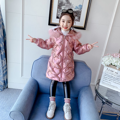 Moodne roosa kapuutsiga laste talvejope