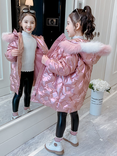 Moodne roosa kapuutsiga laste talvejope