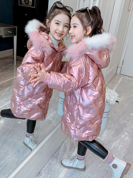 Moodne roosa kapuutsiga laste talvejope