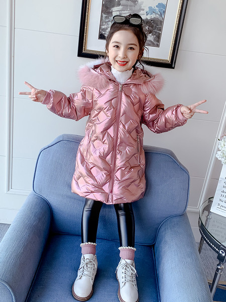 Moodne roosa kapuutsiga laste talvejope