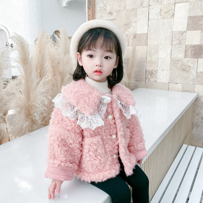 Ежедневно детско късо пухено яке с дантела и джобове 