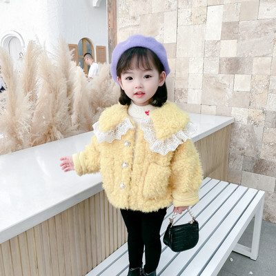 Ежедневно детско късо пухено яке с дантела и джобове 