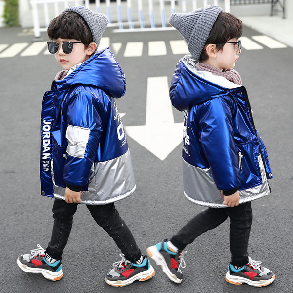 Dječja jakna za dječake s kapuljačom u plavoj boji