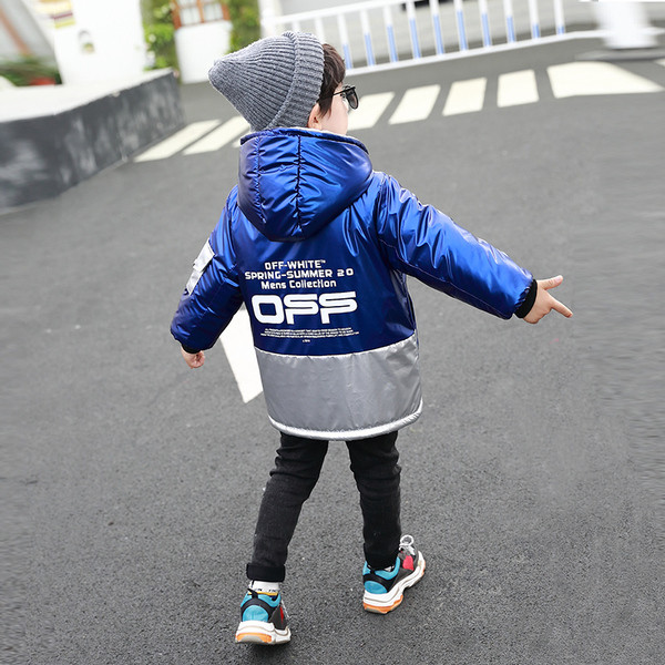 Dječja jakna za dječake s kapuljačom u plavoj boji