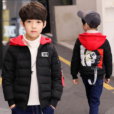 Kapuutsiga ja seljal aplikatsiooniga laste jope poisile