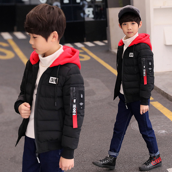 Kapuutsiga ja seljal aplikatsiooniga laste jope poisile