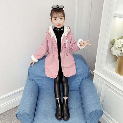 Laste kaasaegne sügistalvine jakk aplikatsiooniga seljal ja kapuutsil