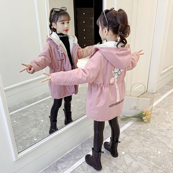 Laste kaasaegne sügistalvine jakk aplikatsiooniga seljal ja kapuutsil