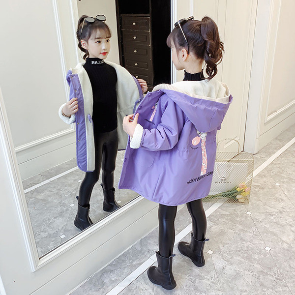 Laste kaasaegne sügistalvine jakk aplikatsiooniga seljal ja kapuutsil