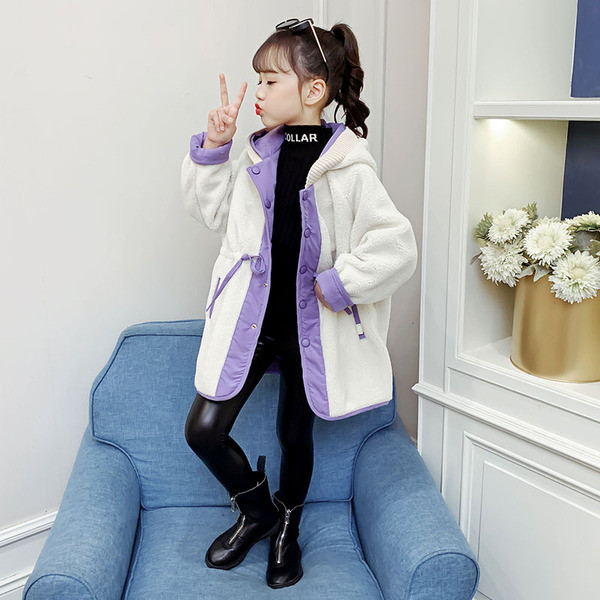 Laste kaasaegne sügistalvine jakk aplikatsiooniga seljal ja kapuutsil