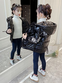 Μοντέρνο παιδικό μπουφάν με επιγραφή στα μανίκια και κουκούλα