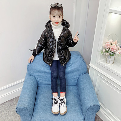 Μοντέρνο παιδικό μπουφάν με επιγραφή στα μανίκια και κουκούλα