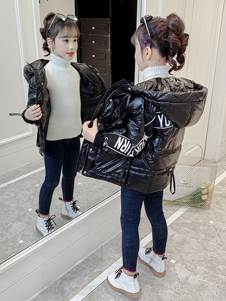 Μοντέρνο παιδικό μπουφάν με επιγραφή στα μανίκια και κουκούλα