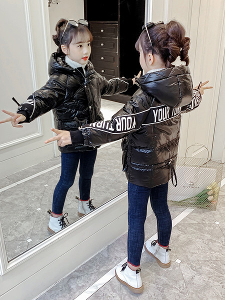 Μοντέρνο παιδικό μπουφάν με επιγραφή στα μανίκια και κουκούλα