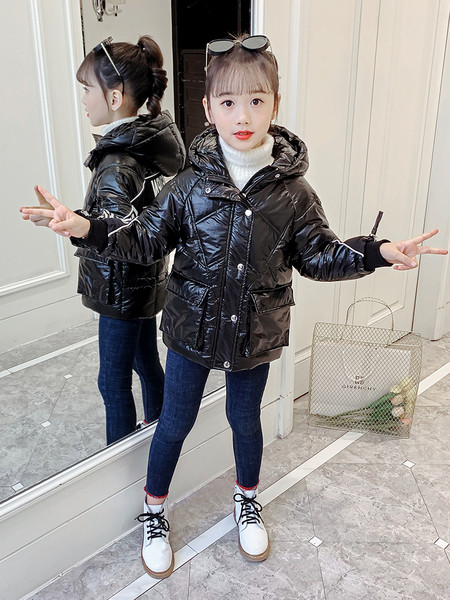 Μοντέρνο παιδικό μπουφάν με επιγραφή στα μανίκια και κουκούλα