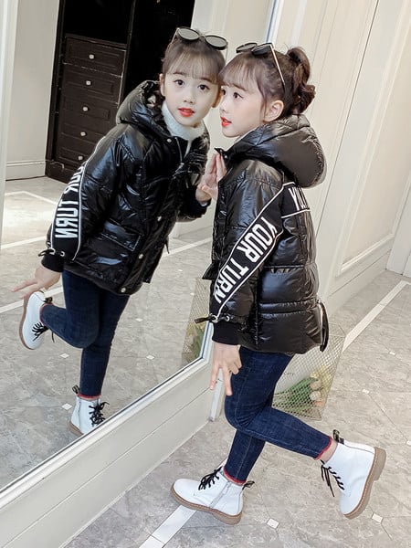 Μοντέρνο παιδικό μπουφάν με επιγραφή στα μανίκια και κουκούλα